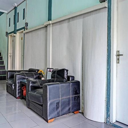 Oyo 91731 Home Stay Elis Cateliya Syariah Karawang Dış mekan fotoğraf