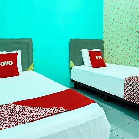 Oyo 91731 Home Stay Elis Cateliya Syariah Karawang Dış mekan fotoğraf