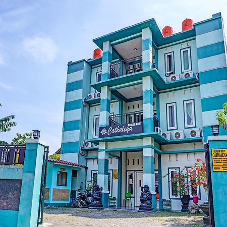 Oyo 91731 Home Stay Elis Cateliya Syariah Karawang Dış mekan fotoğraf