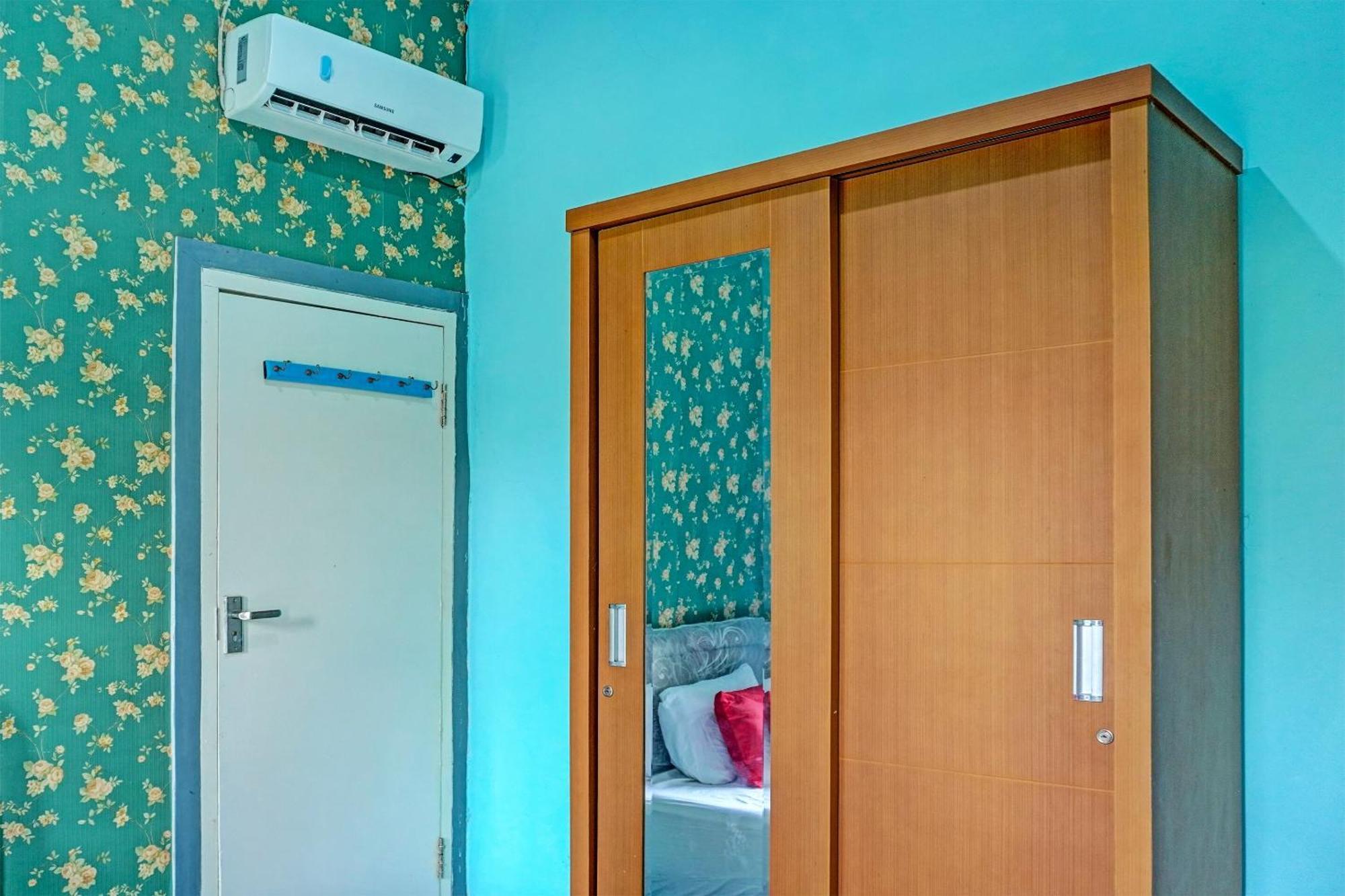 Oyo 91731 Home Stay Elis Cateliya Syariah Karawang Dış mekan fotoğraf