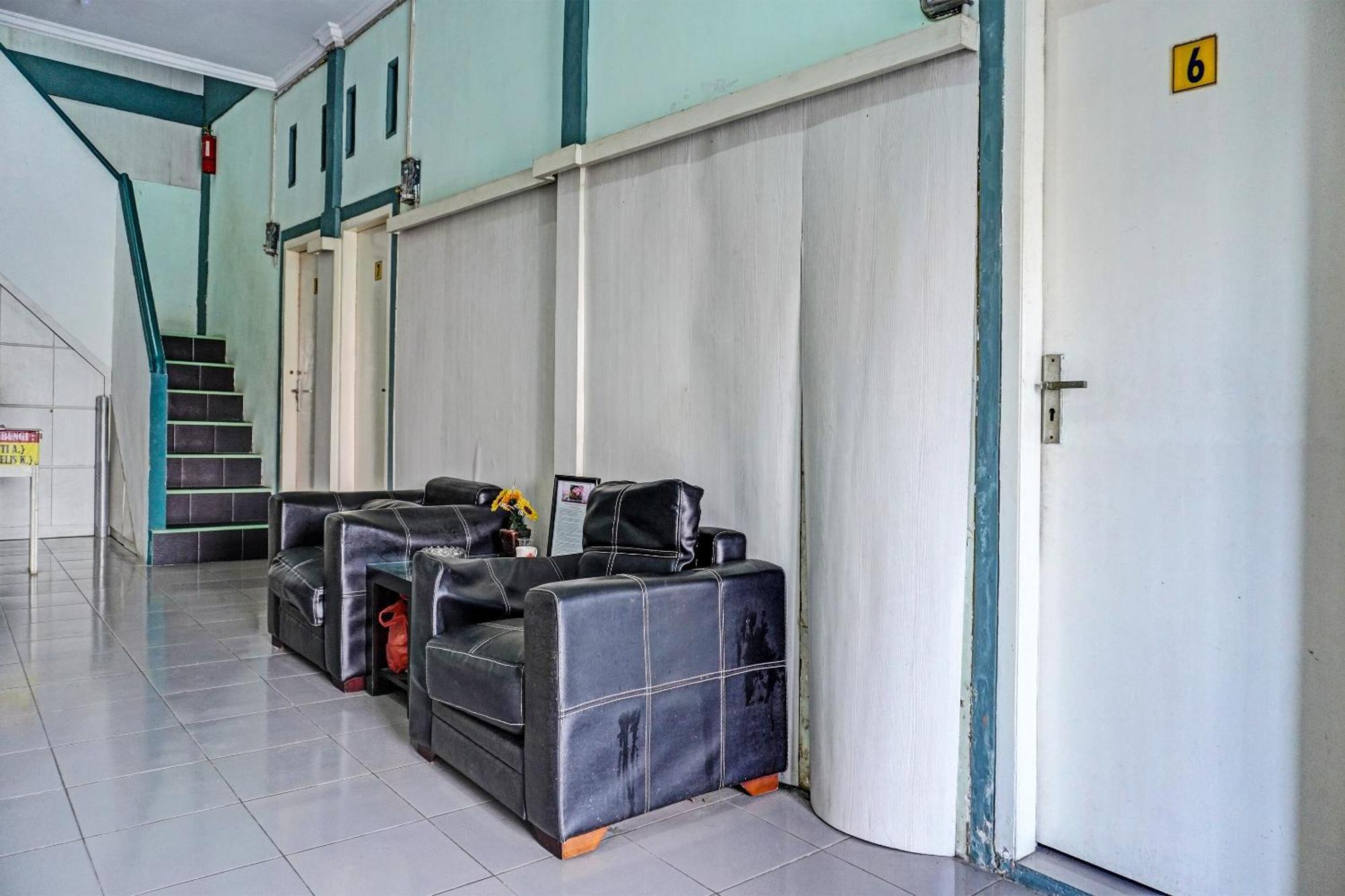 Oyo 91731 Home Stay Elis Cateliya Syariah Karawang Dış mekan fotoğraf