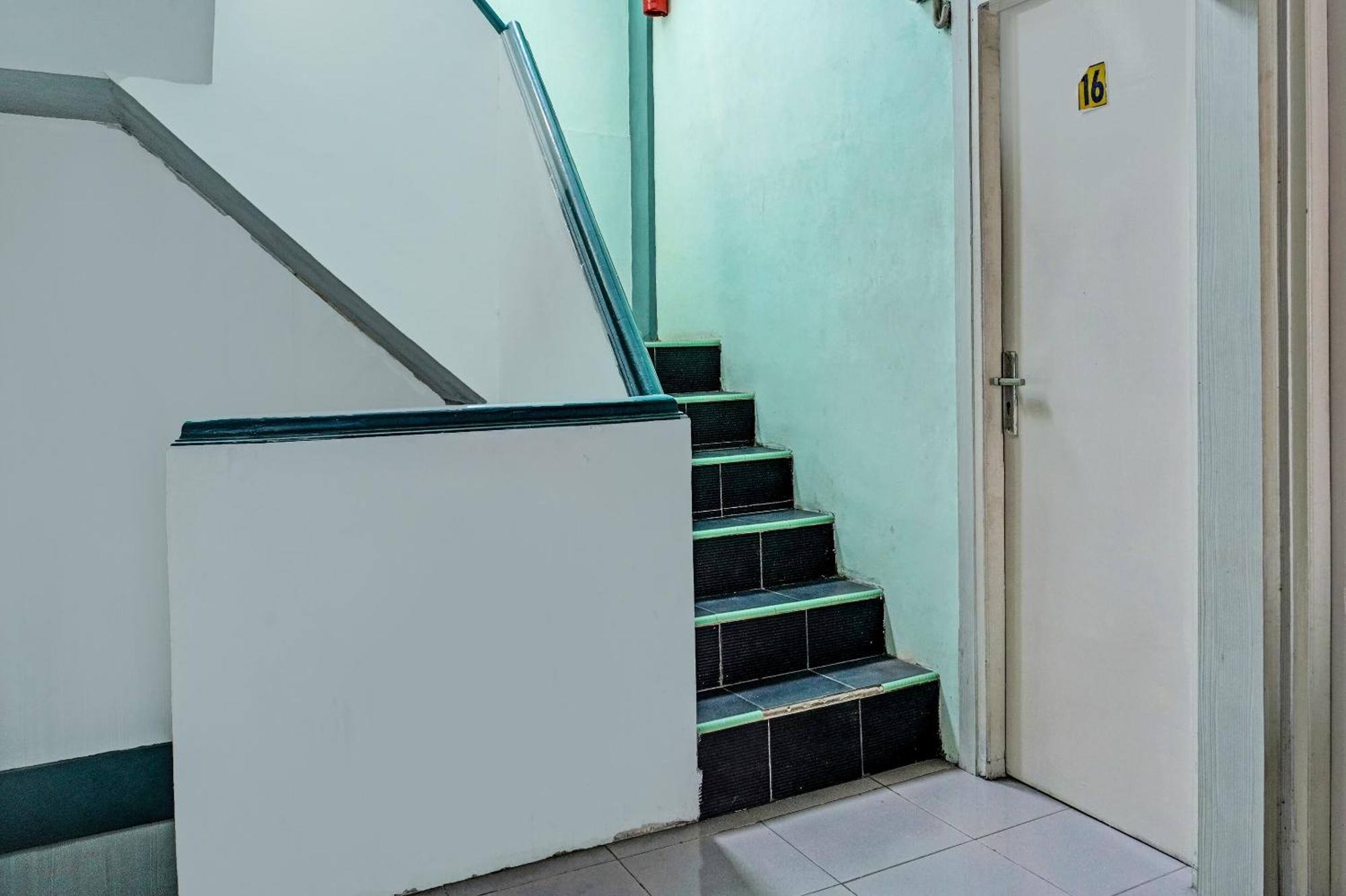 Oyo 91731 Home Stay Elis Cateliya Syariah Karawang Dış mekan fotoğraf