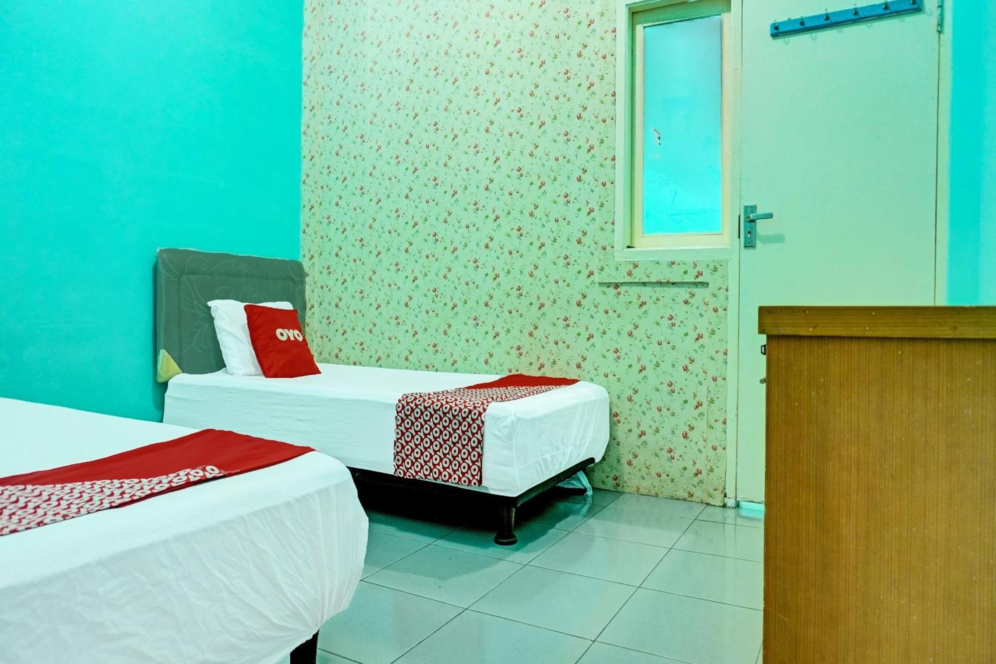 Oyo 91731 Home Stay Elis Cateliya Syariah Karawang Dış mekan fotoğraf