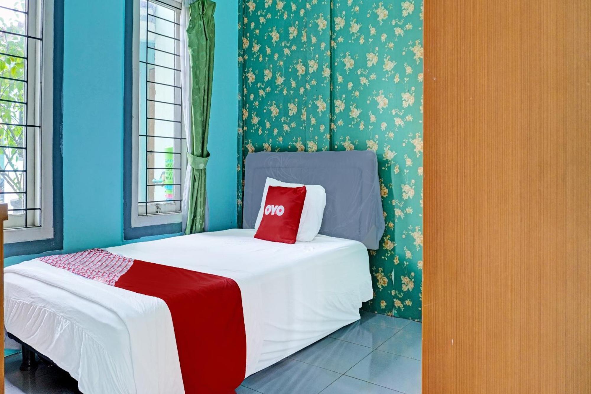 Oyo 91731 Home Stay Elis Cateliya Syariah Karawang Dış mekan fotoğraf