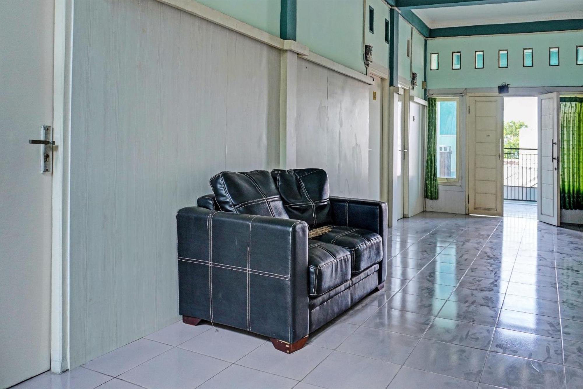 Oyo 91731 Home Stay Elis Cateliya Syariah Karawang Dış mekan fotoğraf