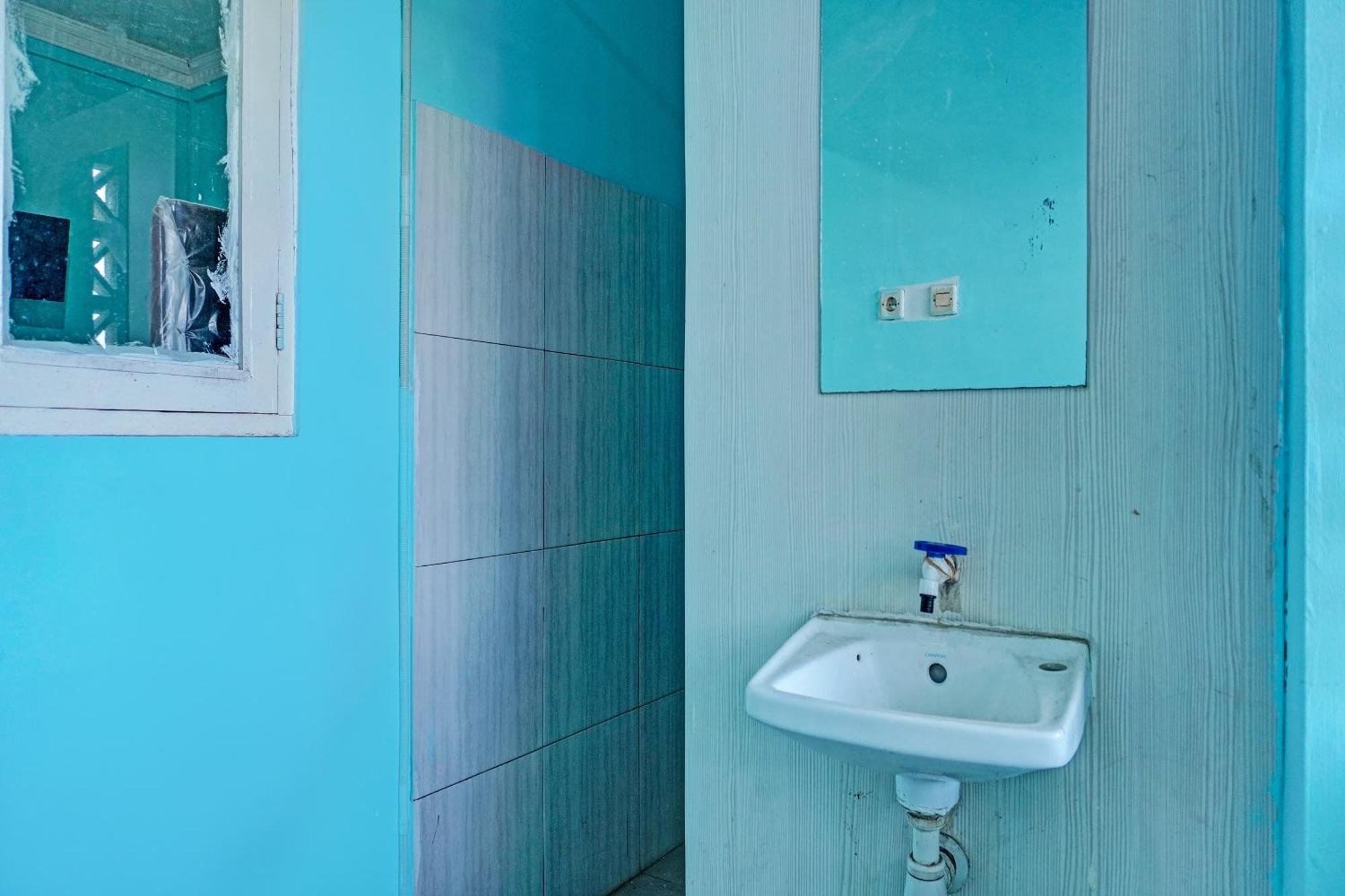 Oyo 91731 Home Stay Elis Cateliya Syariah Karawang Dış mekan fotoğraf
