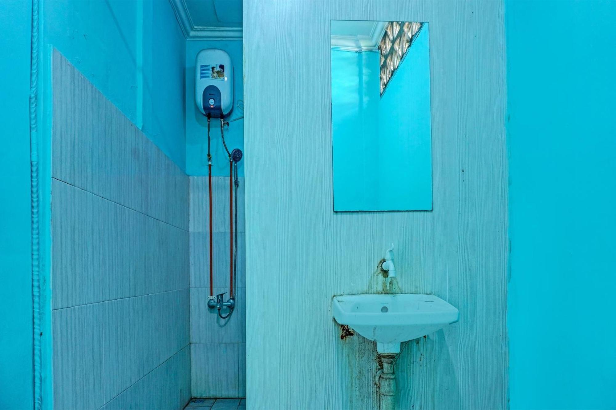 Oyo 91731 Home Stay Elis Cateliya Syariah Karawang Dış mekan fotoğraf
