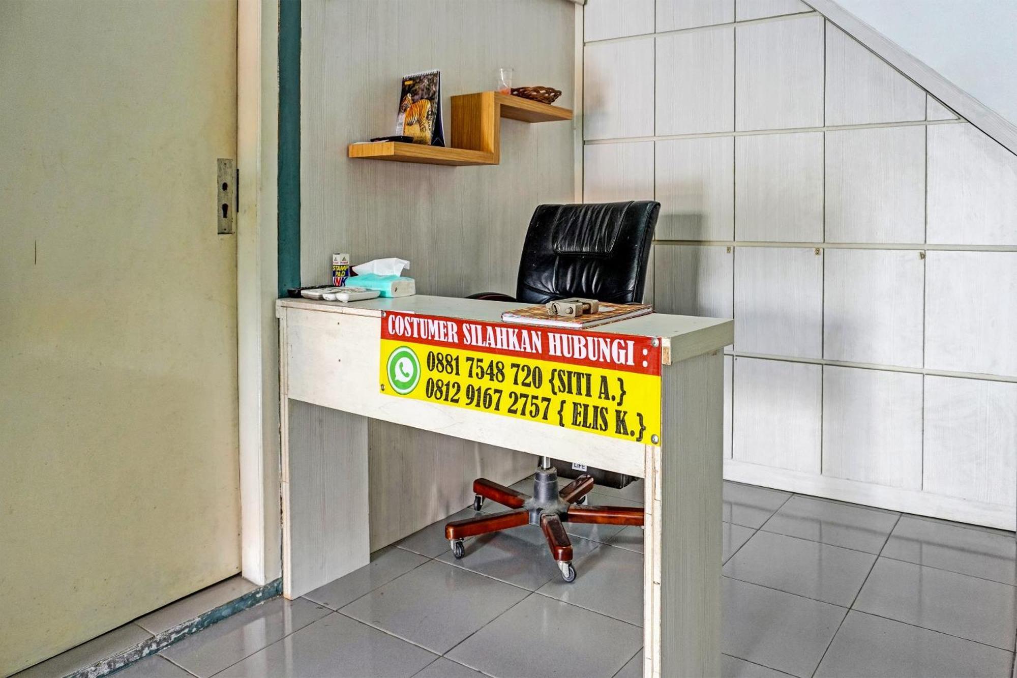Oyo 91731 Home Stay Elis Cateliya Syariah Karawang Dış mekan fotoğraf