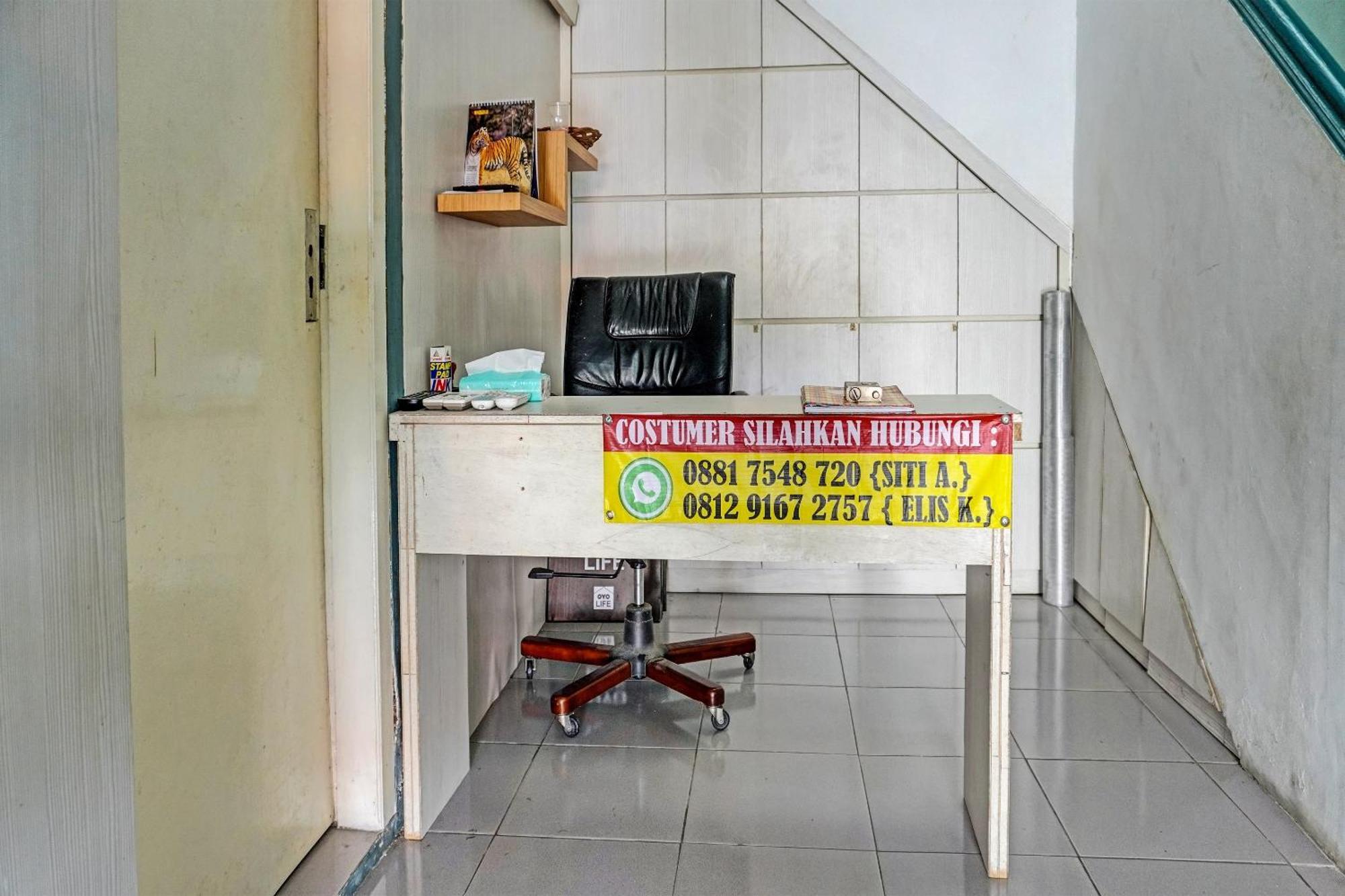 Oyo 91731 Home Stay Elis Cateliya Syariah Karawang Dış mekan fotoğraf