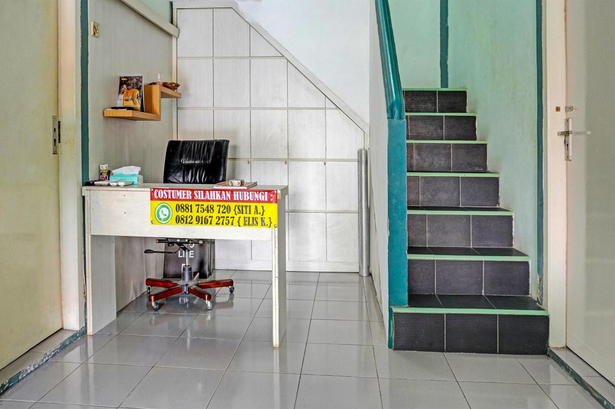 Oyo 91731 Home Stay Elis Cateliya Syariah Karawang Dış mekan fotoğraf