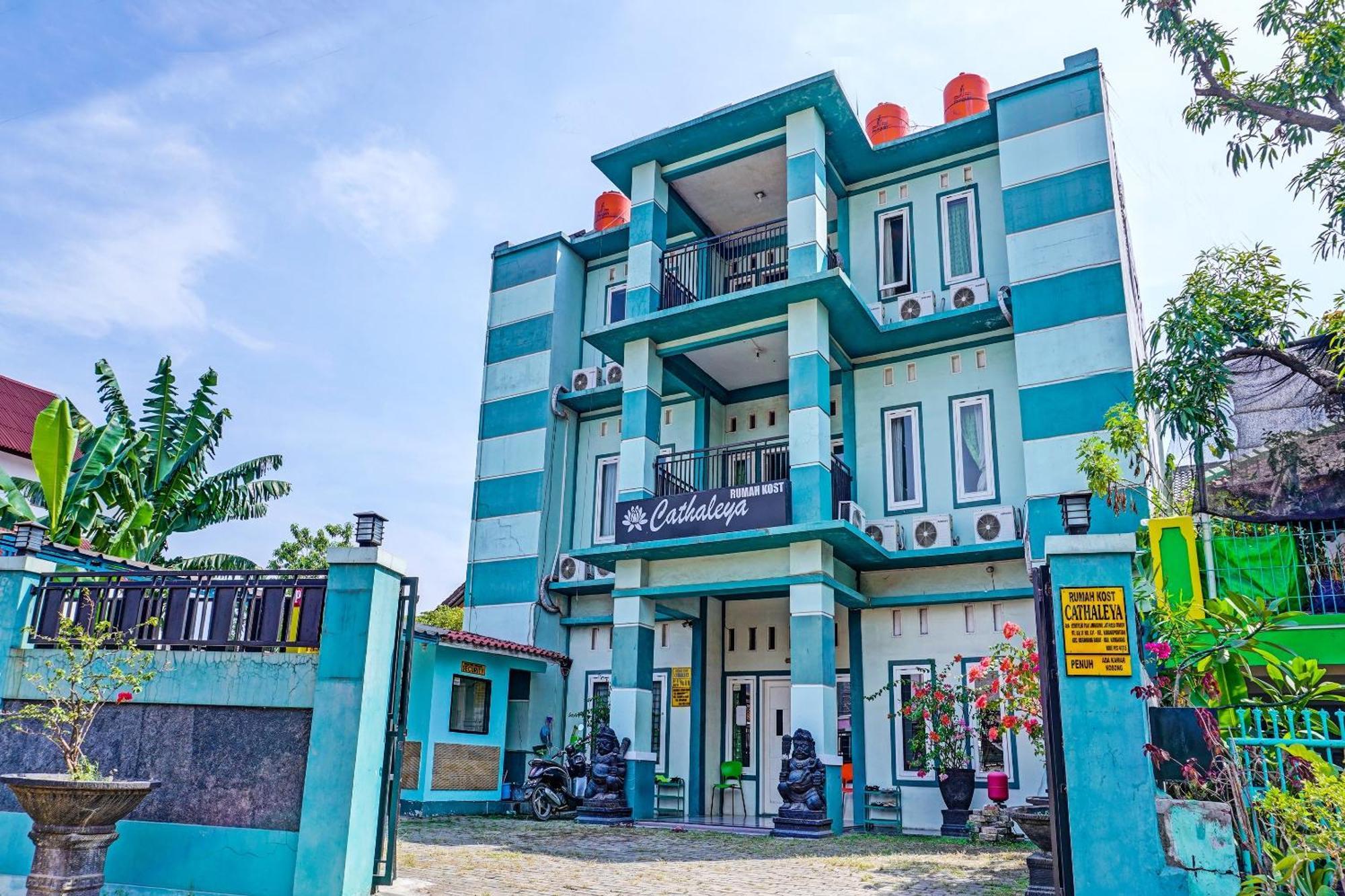 Oyo 91731 Home Stay Elis Cateliya Syariah Karawang Dış mekan fotoğraf