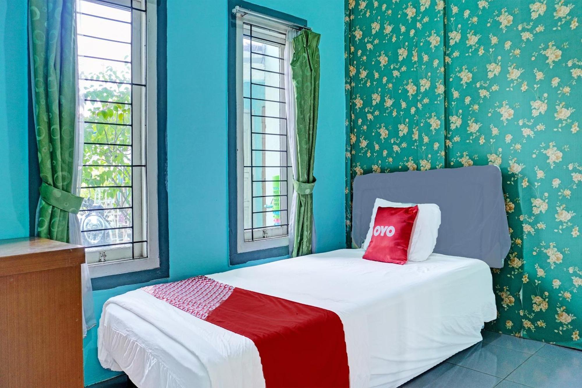 Oyo 91731 Home Stay Elis Cateliya Syariah Karawang Dış mekan fotoğraf