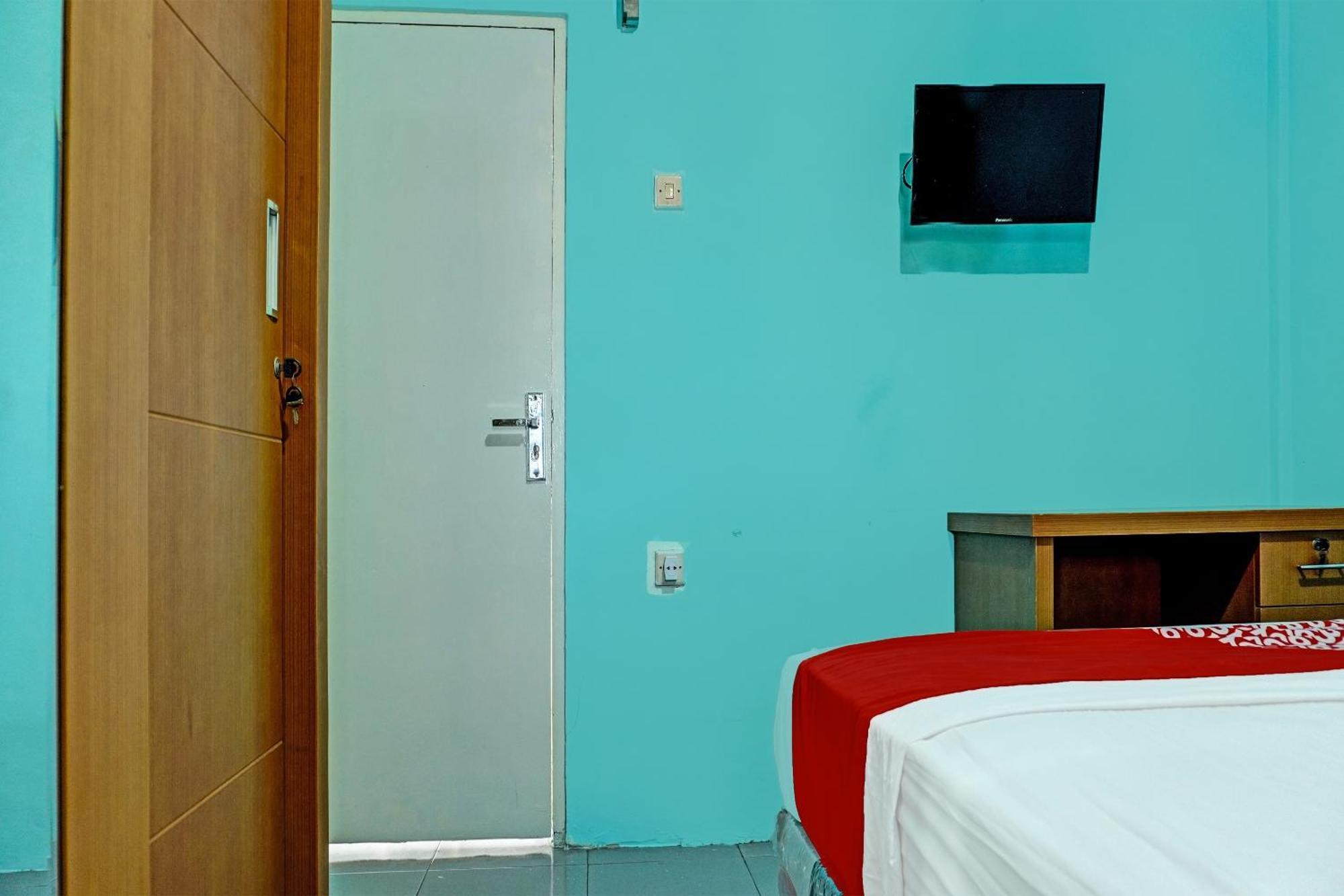 Oyo 91731 Home Stay Elis Cateliya Syariah Karawang Dış mekan fotoğraf