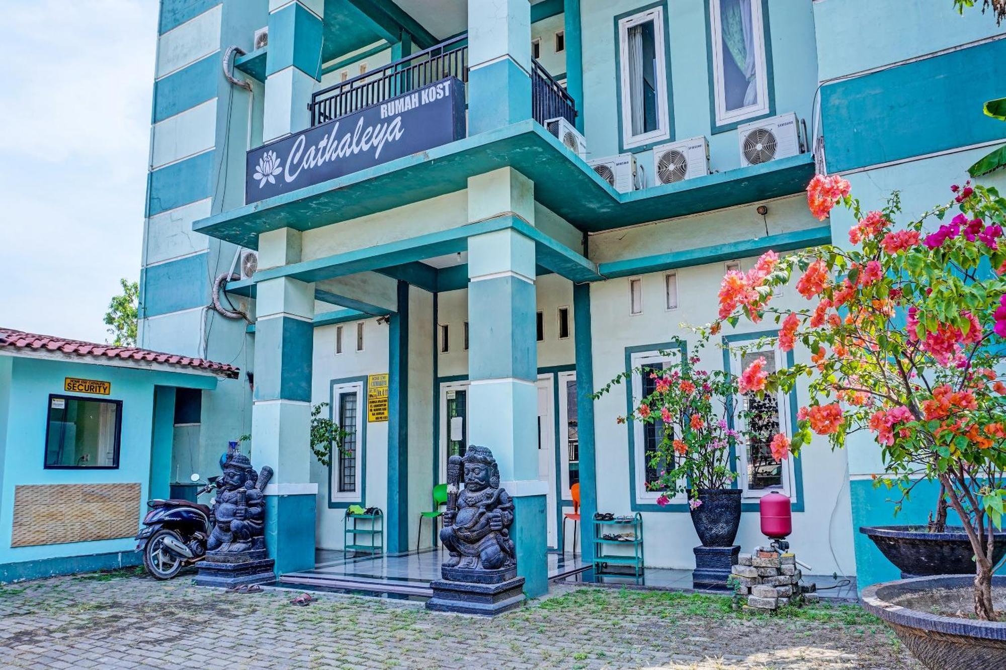 Oyo 91731 Home Stay Elis Cateliya Syariah Karawang Dış mekan fotoğraf