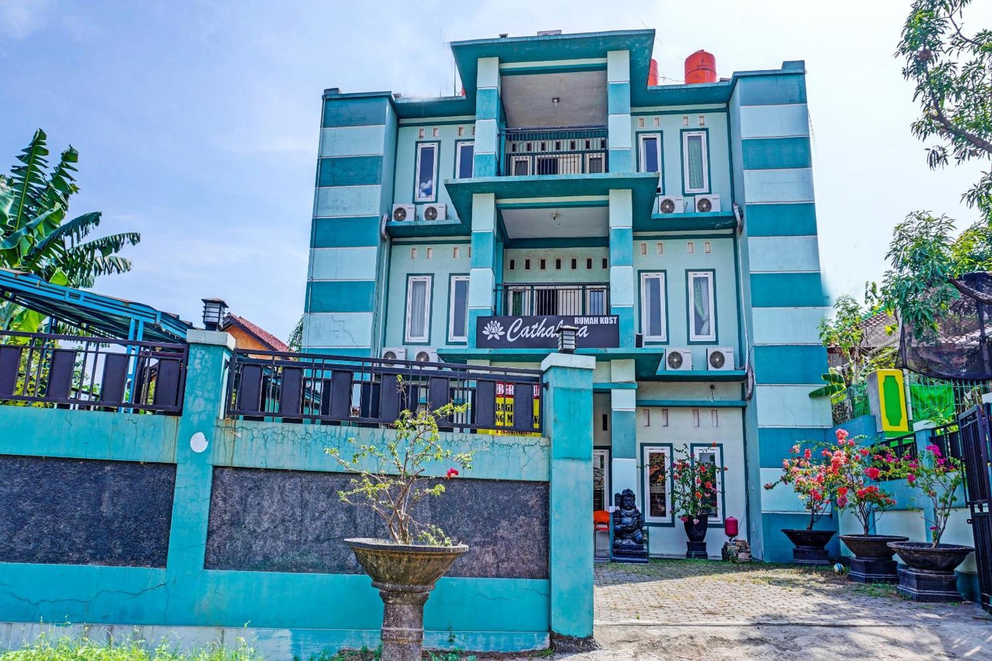 Oyo 91731 Home Stay Elis Cateliya Syariah Karawang Dış mekan fotoğraf